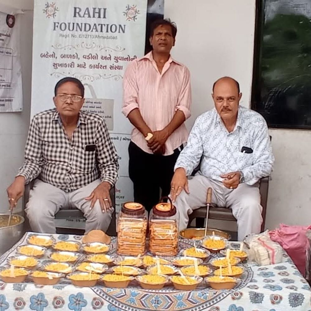 રાહી ફાઉન્ડેશન દ્વારા 800 શ્રમજીવી પરિવારોને ખીચડી-છાશ વિતરણ:પીરાણા રોડ અને ગુલાબનગરમાં આંગણવાડી કેન્દ્રો ખાતે કરાયું આયોજન