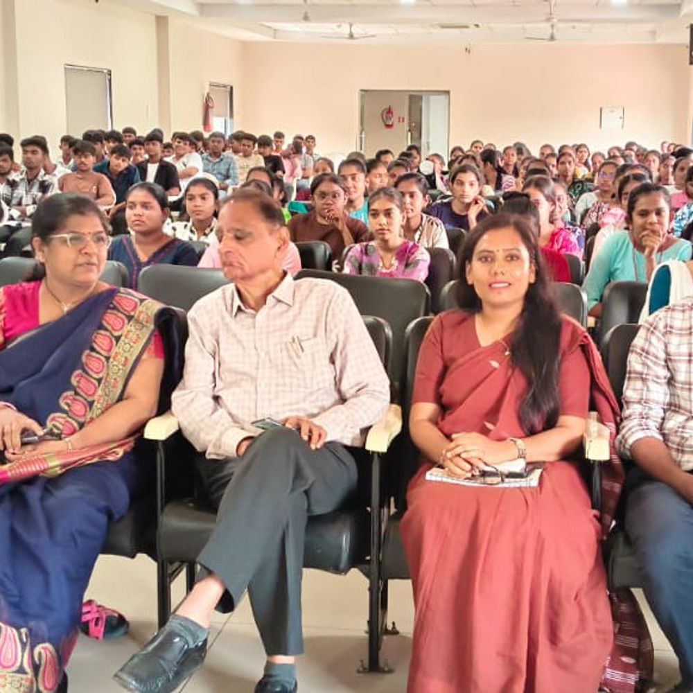 બીલીમોરા કોલેજમાં NEP ઓરિએન્ટેશન કાર્યક્રમ:વિદ્યાર્થીઓને નવી શિક્ષણ નીતિ અને કારકિર્દી માર્ગદર્શન મળ્યું