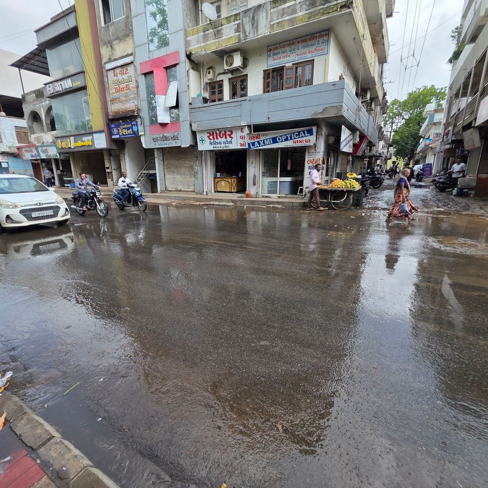હિંમતનગરમાં જૂની વાવ પાસે માર્ગ વગર વરસાદે પાણી પાણી:પાઇપલાઇન લિકેજથી હજારો લિટર પાણીનો વેડફાટ, રોડ પર પાણી ભરાયા