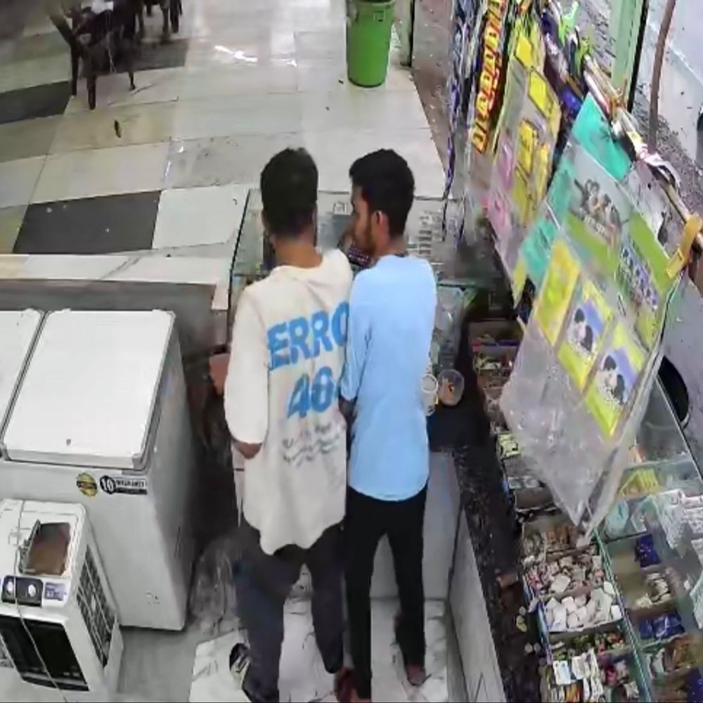 સિગરેટના બંધાણીનો આતંક, CCTV:પાનના ગલ્લા પરથી 15 હજારની સિગરેટ ચોરી, તોડફોડ કરી કચરા પેટીના ઘા કર્યા