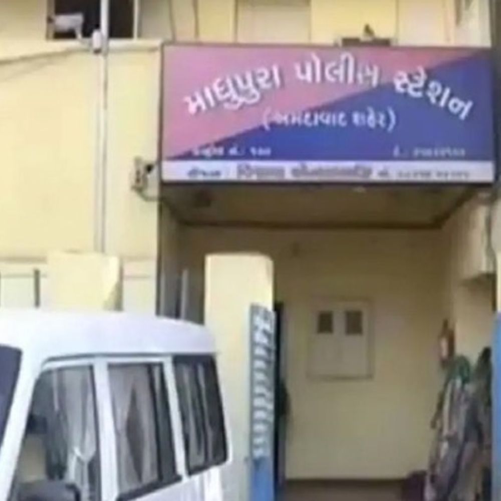 માધવપુરામાં EWS આવાસ યોજનાના મકાનોમાં AMCનું ચેકિંગ:ગેરકાયદે કબજો કરનારાઓ સામે પોલીસ ફરિયાદ