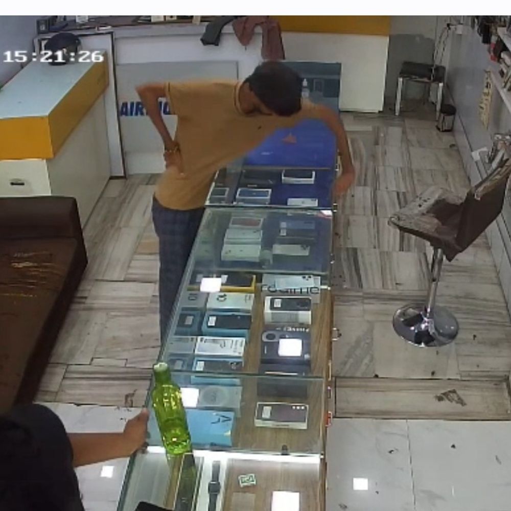 બે મિનિટમાં IPHONEની ચોરી, CCTV:સુરતના પાંડેસરામાં બાબા ટેલિકોમમાં ગ્રાહક બનીને ગઠિયો ઘૂસ્યો, સેલ્સમેનની નજર ચૂકવી મોબાઈલ ચોરી રફૂચક્કર થયો