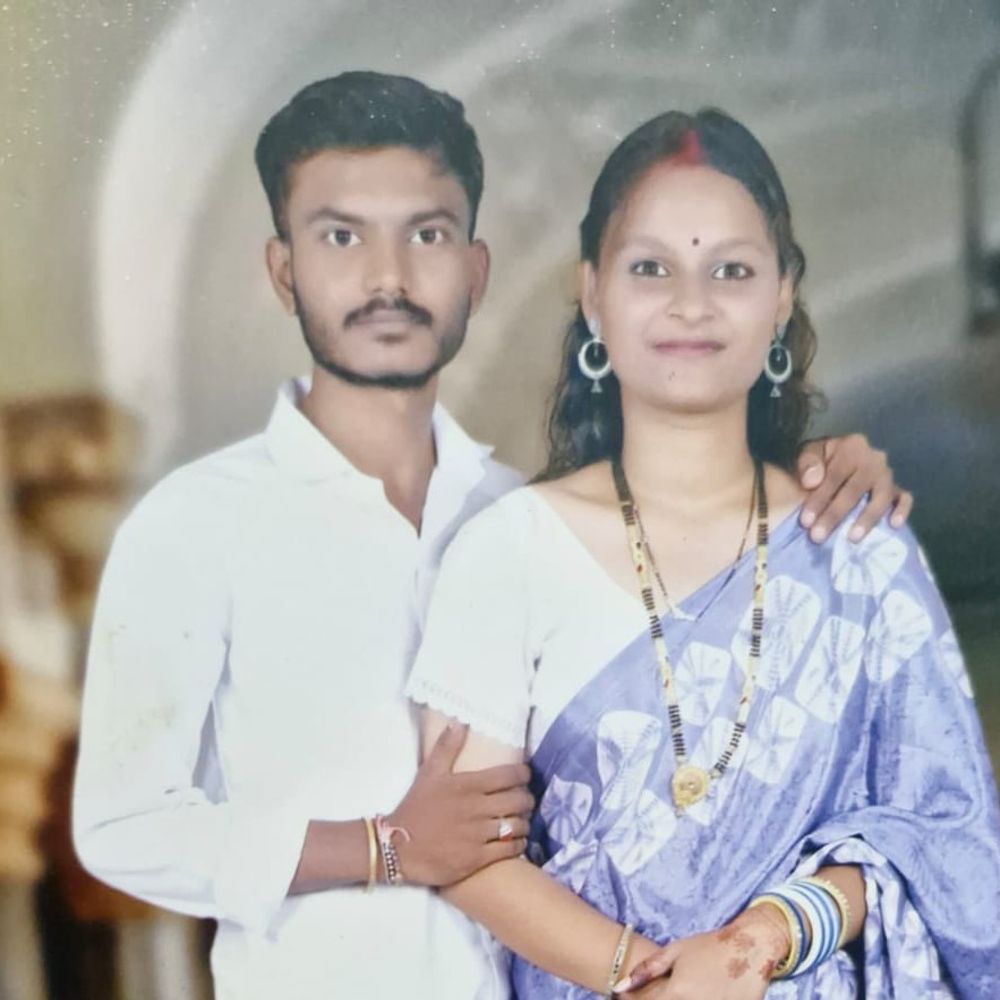 પ્રથમ મેરેજ એનિવર્સરીના બીજા જ દિવસે નવદંપતીના રહસ્યમય મોત:સુરતમાં પત્ની જમીન પર ચાદર ઓઢેલી મૃત મળી, પતિ પંખા પર લટકતો હતો