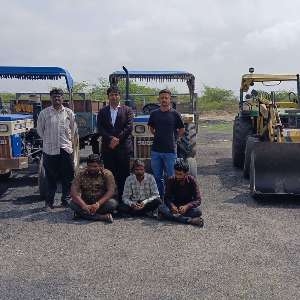 ચોટીલા નાયબ કલેક્ટરે ગેરકાયદેસર ખનન પર દરોડા પાડ્યા:2 લોડર, 3 ટ્રેક્ટર સાથે રૂ. 48 લાખનો મુદ્દામાલ જપ્ત