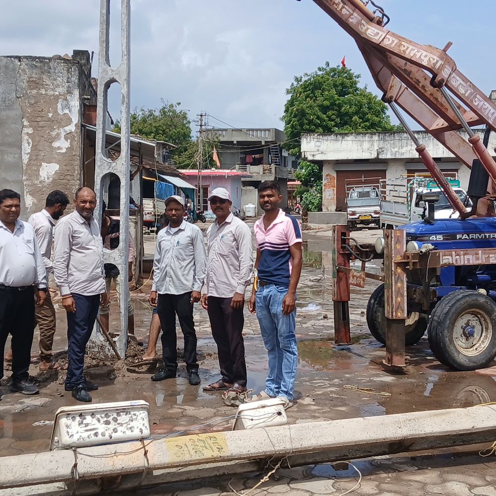 અમરેલીના દામનગરના જર્જરિત વીજપોલને બદલી નવો સિમેન્ટનો પોલ નાખાયો
