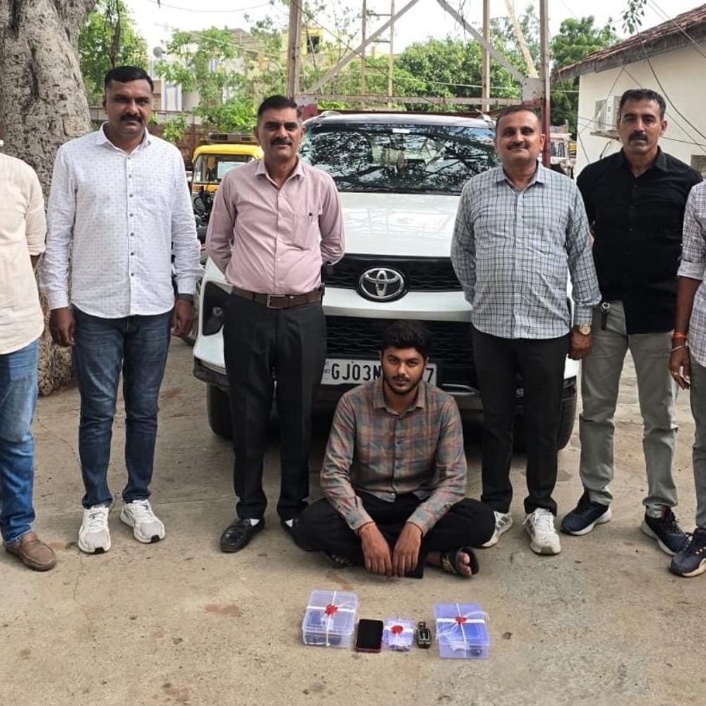 ચોટીલા પાસેથી ગેરકાયદે બે પિસ્ટલ સાથે શખ્સ ઝડપાયો:રાજકોટ રેન્જ ટીમે ₹20.80 લાખનો મુદ્દામાલ જપ્ત કર્યો