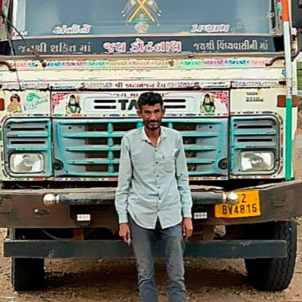 પશ્ચિમ કચ્છમાં LCB પોલીસે ગેરકાયદે ખનીજ ભરેલો ટ્રક ઝડપ્યો:રાયધનઝર રોડ પર બ્લેક ટ્રેપ મેટલના જથ્થા સાથે ટ્રક જપ્ત