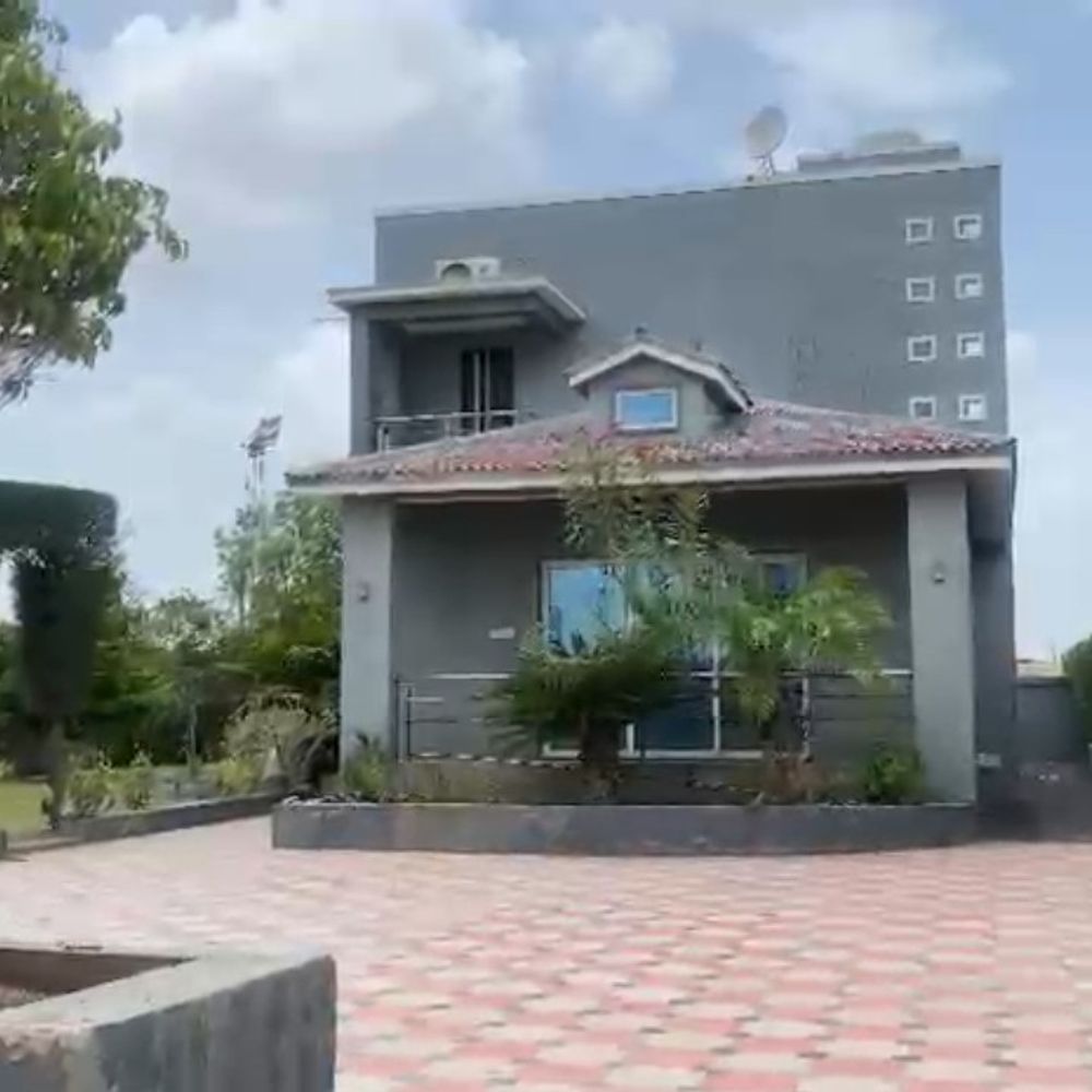 મોરબી કોર્પોરેટરના પતિના બંગલામાં જુગારધામ પર દરોડો:9 શખસ ઝડપાયા, 44.76 લાખનો મુદ્દામાલ જપ્ત; કોર્પોરેટરના પતિએ કહ્યું- બે દિવસ પહેલાં જ બંગલો વેચી દીધો