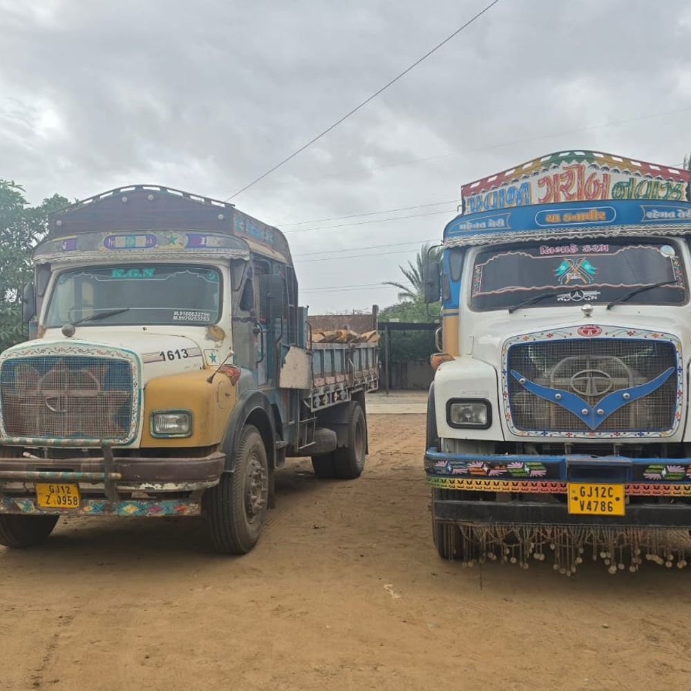 ભુજ-માંડવી હાઈવે પરથી ગેરકાયદે ખનીજ ભરેલી બે ટ્રકો ઝડપાઈ:નારાણપર ત્રણ રસ્તા પાસે રોયલ્ટી પાસ વગરના બે ટ્રકો ડિટેઇન કરાયા