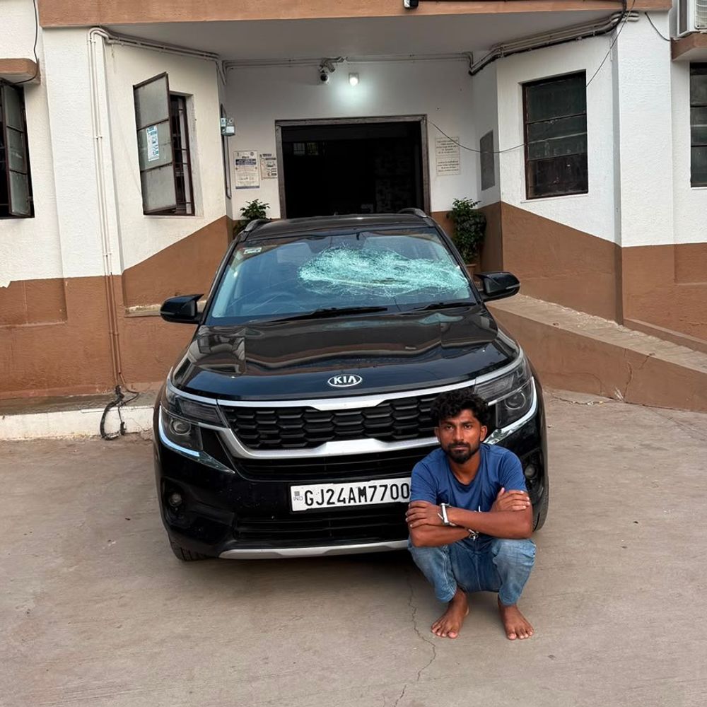 દારૂ ભરેલી કીઆ સેલ્ટોસ કાર સાથે એક ઝડપાયો:ધ્રાંગધ્રા હાઈવે પરથી 1872 બોટલ વિદેશી દારૂ, ₹7.72 લાખનો મુદ્દામાલ જપ્ત