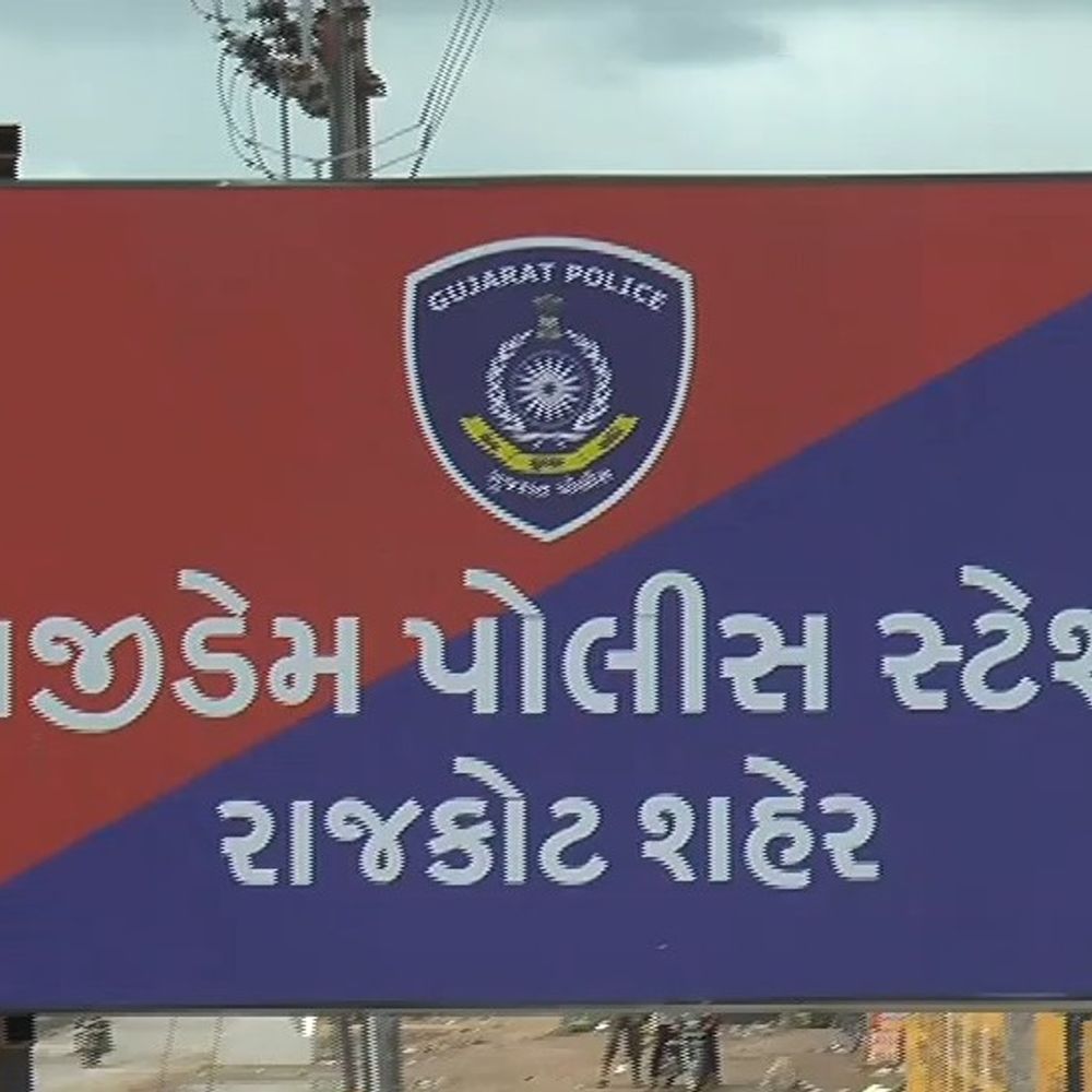 રાજકોટમાં મંદિરમાં ભક્તોને નિશાન બનાવતા ચોર:રણુજા મંદિરમાં વૃધ્ધાનો રૂ.1 લાખનો સોનાનો ચેન, બાલાજી મંદિરમાં બાળકના ગળામાંથી પેન્ડલ સેરવી લેવાયુ