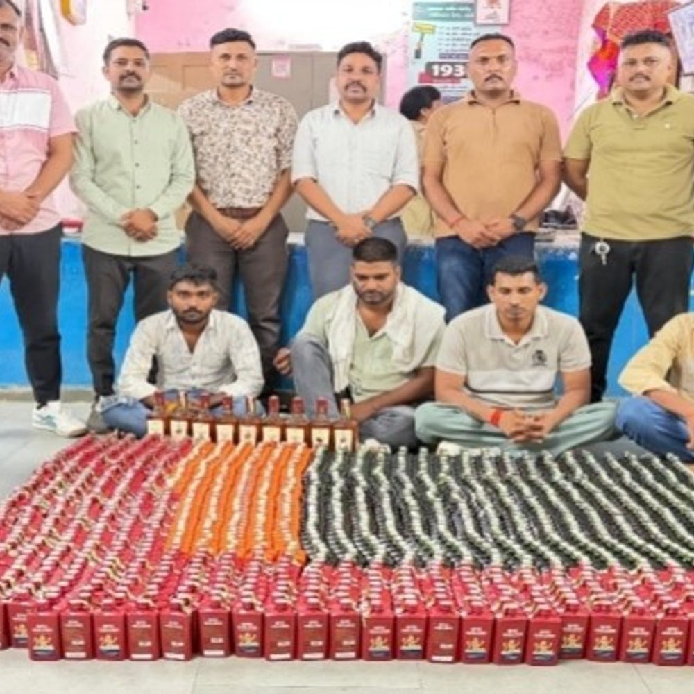 વિદેશી દારૂના કટિંગનો પર્દાફાશ, 4 શખ્સ પકડાયા, એક ફરાર:ગાંધીનગરના કોલવડા-પુન્દ્રાસણ રોડ પર પોલીસે ત્રાટકી, ગાડીઓ સહિત 9.52 લાખનો મુદ્દામાલ જપ્ત