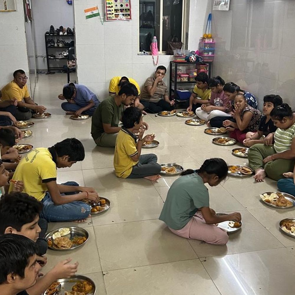 રાહી ફાઉન્ડેશને 50 મનોદિવ્યાંગ બાળકોને ભોજન કરાવ્યું:વાડજ ખાતે આવેલી સ્મિત ચાઇલ્ડ સ્કૂલમાં કાર્યક્રમનું આયોજન કરાયું