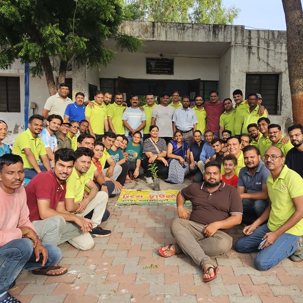ઉદય ફાઉન્ડેશન દ્વારા વૃક્ષારોપણ અભિયાન:અમદાવાદના સિંગરવામાં આવેલી એમ.એમ. ગર્લ્સ સ્કૂલમાં વૃક્ષો વાવવામાં આવ્યા