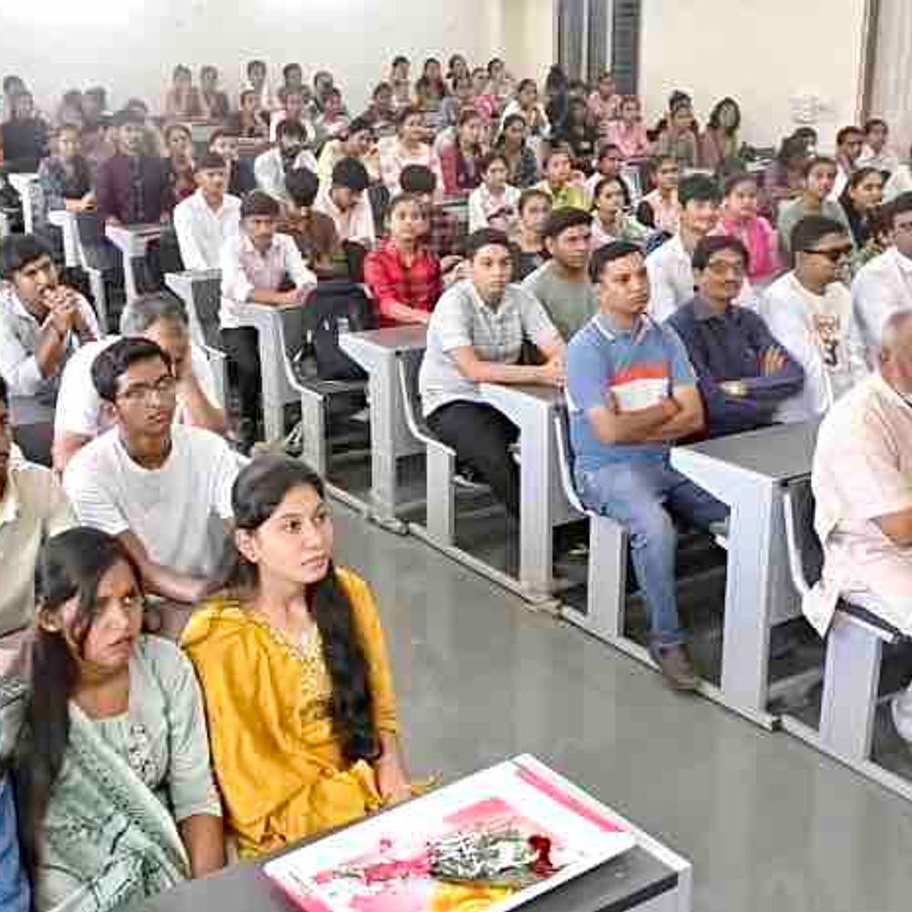 જામનગરમાં પ્રાચીન સિક્કા પ્રદર્શન અને વ્યાખ્યાન યોજાયા:ડી.કે.વી. કોલેજ અને ઇતિહાસ સંકલન સમિતિએ કાર્યક્રમ કર્યો