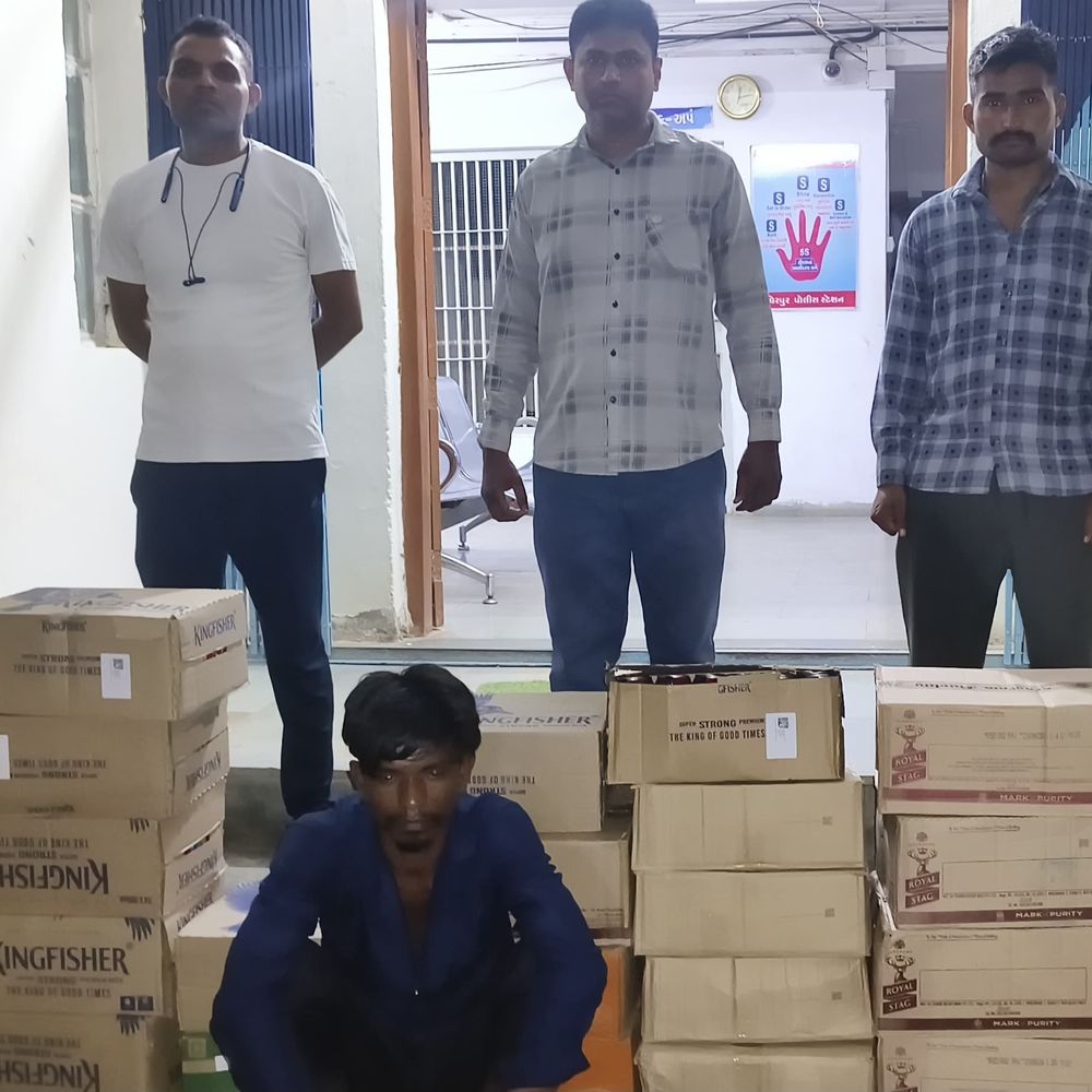 વિરપુર પોલીસે ₹3.88 લાખનો દારૂ જપ્ત કર્યો:અરવલ્લીથી આવતી ઇક્કો કારમાંથી દારૂ ઝડપાયો, એક ઝડપાયો