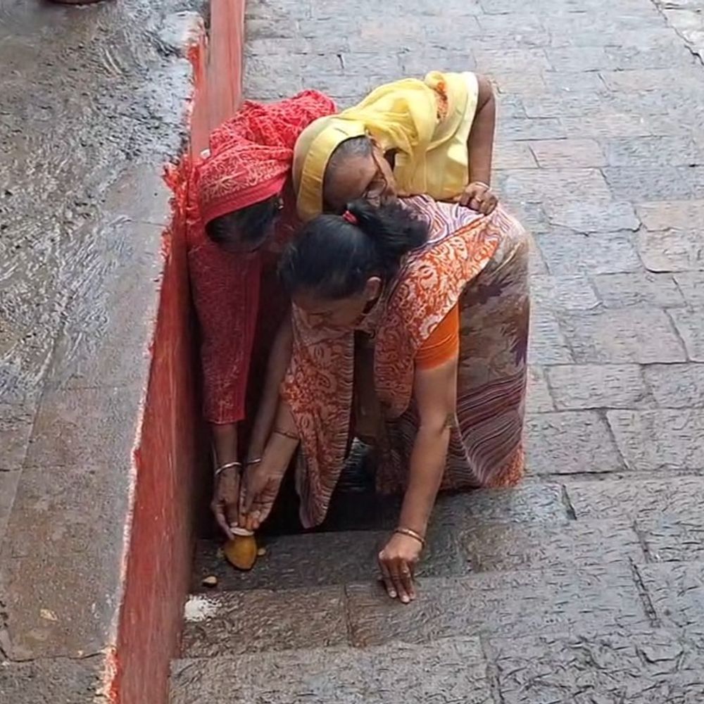 ગિરનાર વિવાદ અને લાડુ નિર્વાણ:​ગિરનાર પર જૈન સમાજનો લાડુ નિર્વાણ ઉત્સવ: જાહેરનામાના ભંગ વચ્ચે સનાતનની દૂધધારા યાત્રા પોલીસે અટકાવી