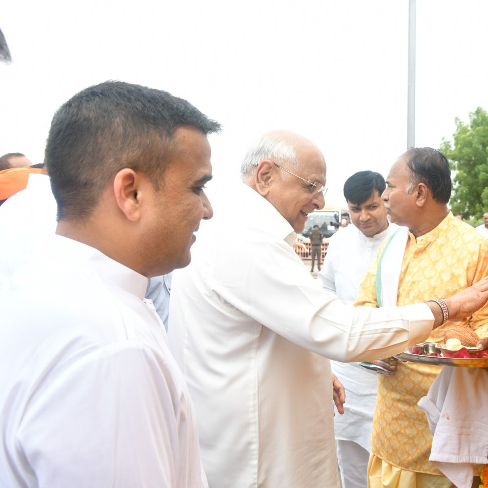 139 નવી બસોથી આદિવાસી વિદ્યાર્થીઓને ‘સલામત સફર’:CMએ લીલી ઝંડી આપી, કાર્યક્રમમાં નંબર પ્લેટ વગરની મંત્રીની કાર જોવા મળી; પાત્ર આદિવાસીઓને ખેતી માટે જમીન મળશે