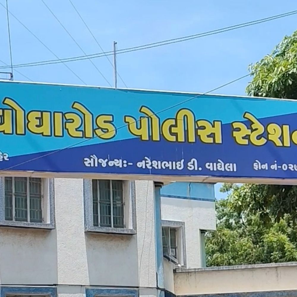 આનંદનગરમાં પાડોશીનો પાડોશી પર લાકડીથી હુમલો:બાળકને હેરાન કરવા બાબતે મામલો બિચક્યો,ઇજાગ્રસ્તને સારવાર માટે ખસેડાયા;ફરિયાદ નોંધાઈ