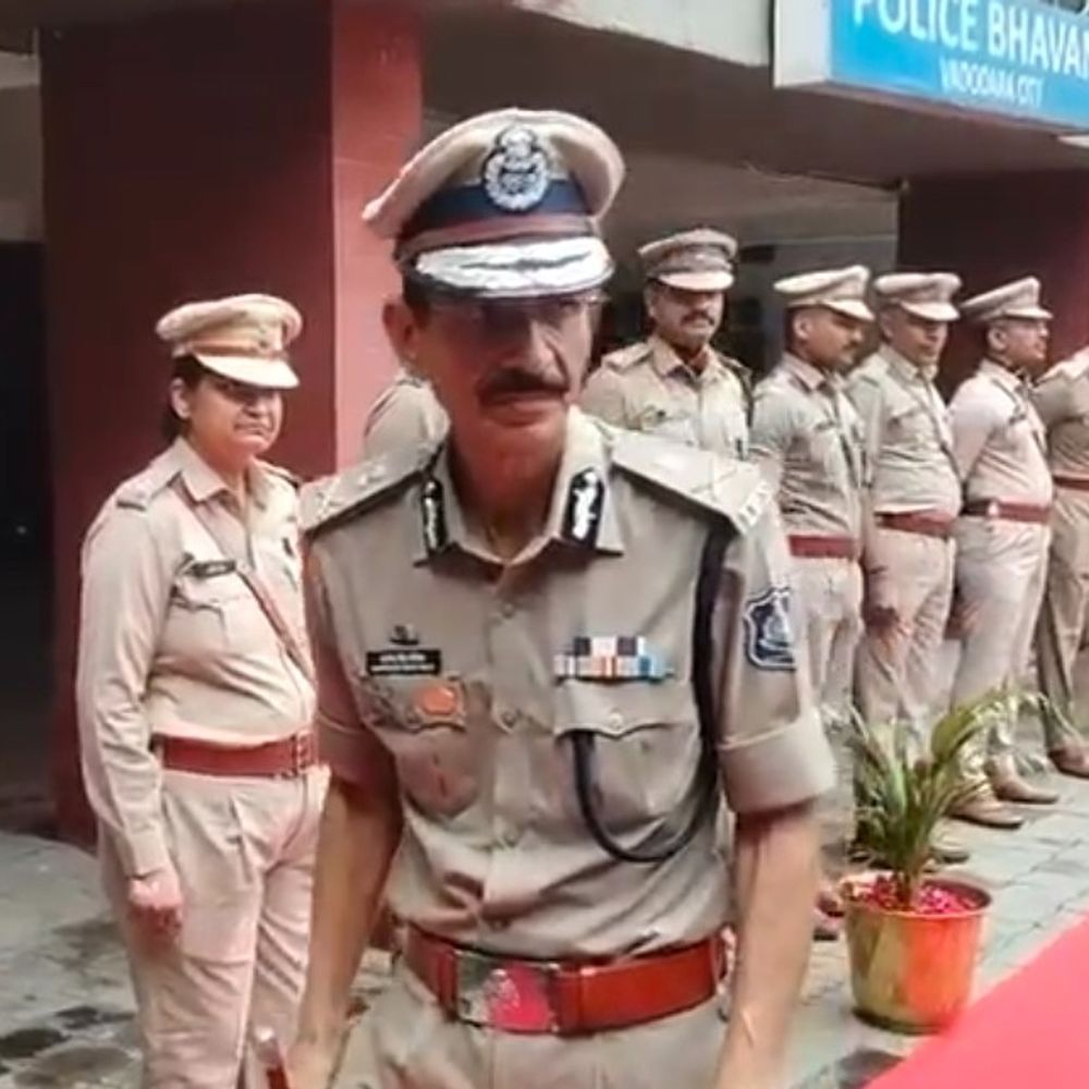 રાજ્યના નવ નિયુક્ત DGP જી.એસ.મલિક વડોદરાની મુલાકાતે:શહેરમાં કાયદો-વ્યવસ્થાની સમીક્ષા બેઠક યોજી, સુરક્ષા, ટ્રાફિક અને ગુનાખોરી નિયંત્રણ રાખવા અંગે અધિકારીઓને માર્ગદર્શન આપ્યું