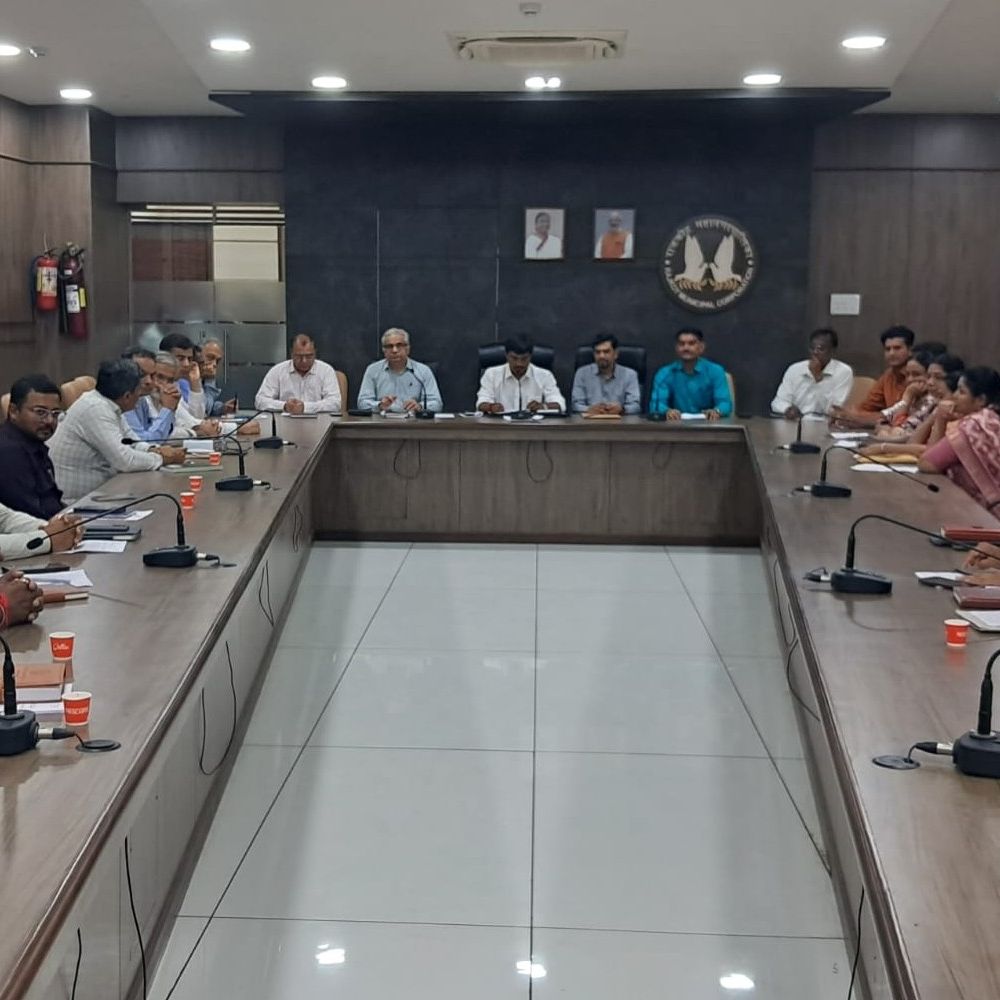 આવતીકાલે સ્ટેન્ડિંગ કમિટીની બેઠક:રાજકોટમાં ચોમાસા દરમિયાન ત્રણ ઝોનમાં ખાડાં બુરવા રૂ.4.45 કરોડનો ખર્ચ, લાખાજીરાજ માર્કેટનું રિનોવેશન સહિત 18 દરખાસ્તો અંગે નિર્ણય લેવાશે