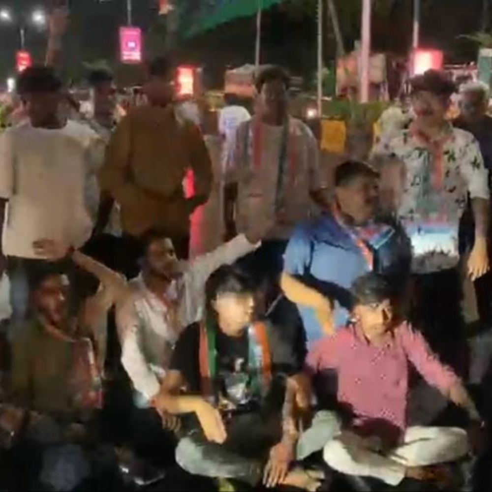 રાહુલ ગાંધી-ખડગેની અટકાયતનો અનોખો વિરોધ:રાજકોટનાં જિલ્લા પંચાયત ચોકમાં કોંગ્રેસનાં કાર્યકરો રસ્તા પર ઉતર્યા, શિક્ષણમંત્રી ધર્મેન્દ્ર પ્રધાનના પ્રતિક મુખોટાને ઝાપટ મારી આક્રોશ ઠાલવતા 30ની અટકાયત