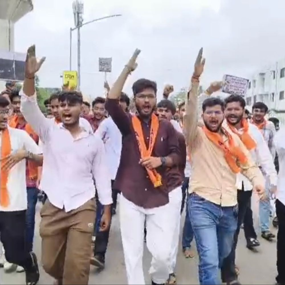 ગાંધીનગરમાં ABVPનો હલ્લાબોલ:UGCના નિયમોનું ઉલ્લંઘન કરનાર એસ. કે.પટેલ કોલેજ સામે મોરચો, વિદ્યાર્થીઓના મૂળ સર્ટિફિકેટ્સ તાત્કાલિક પરત કરવા માગ