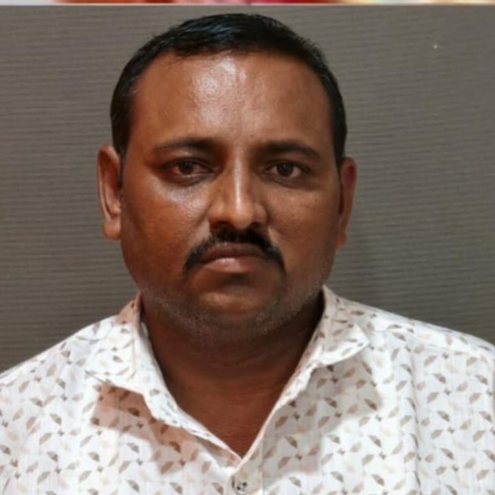 5 લાખની લેતા સરપંચના પતિ સહિત 2 ઝડપાયા:લીંબડીના પ્રેમવતી ભોજનાલયના કમ્પાઉન્ડમાં ACBની ટ્રેપ, પ્રતિ ટ્રક 1 હજાર લેખે સાડા 6 લાખ માગ્યા