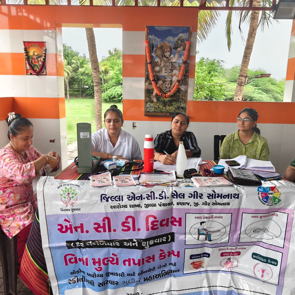 જિલ્લા સરકારી હોસ્પિટલ વેરાવળ દ્વારા નિશુલ્ક નિરામય કેમ્પ:ડાયાબિટીસ, બ્લડપ્રેશર અને અન્ય પ્રાથમિક તપાસ, મોટી સંખ્યામાં લોકોએ લાભ લીધો
