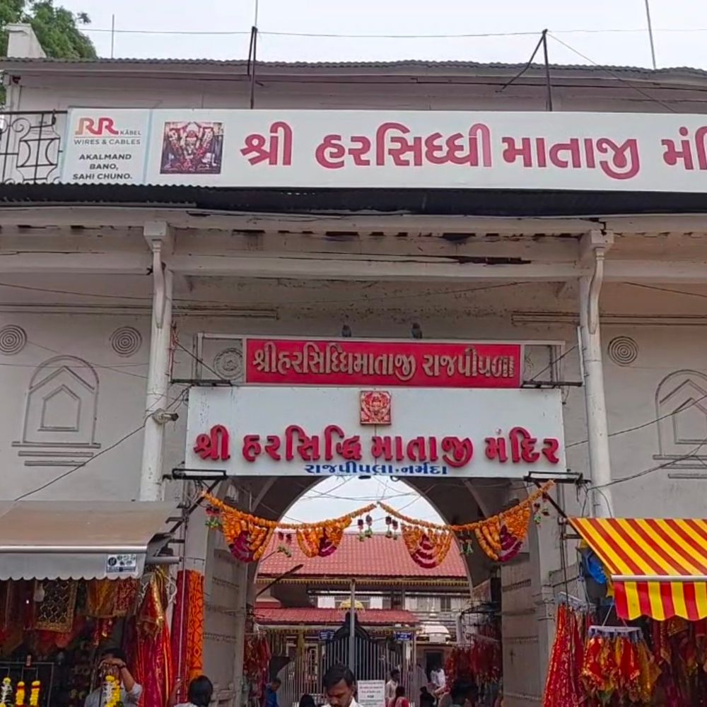 રાજપીપળામાં પ્રસિદ્ધ હરસિદ્ધિ મંદિરમાં ચોરી, CCTVમાં કેદ:એક મહિનામાં ત્રીજી ઘટના, પોલીસ ફરિયાદ નોંધાઈ
