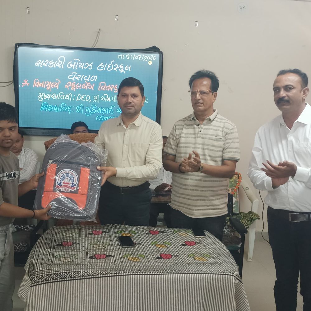 વેરાવળ સરકારી બોયઝ સ્કૂલમાં વિદ્યાર્થીઓને બેગ વિતરણ:150 નવા પ્રવેશ પામેલા વિદ્યાર્થીઓને વિનામૂલ્યે સ્કૂલ બેગ અપાઈ