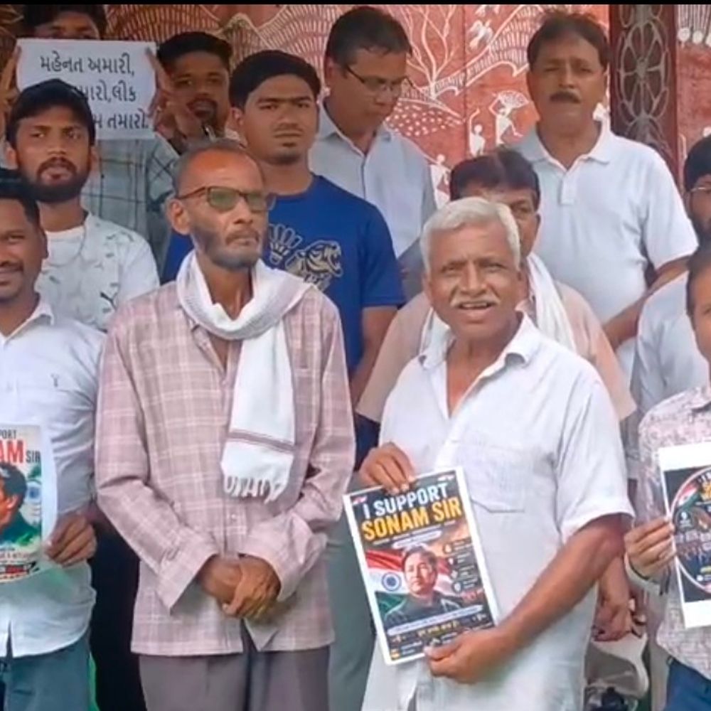 તાપીના આદિવાસી સમાજે સોનમ વાંગચુકના આંદોલનને સમર્થન આપ્યું:કલેક્ટર કચેરીમાં આવેદનપત્ર આપી શૈક્ષણિક સુધારાની માંગ કરી