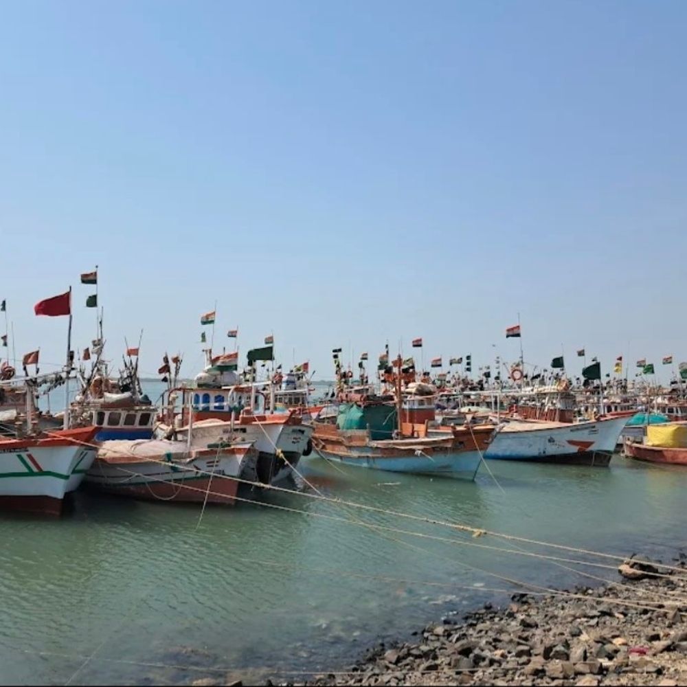 કચ્છ દરિયાકાંઠે ઊંચા મોજાંનો ખતરો, ઓરેન્જ એલર્ટ જાહેર:લખપતથી કંડલા સુધી બે દિવસ સાવચેતી રાખવા અપીલ