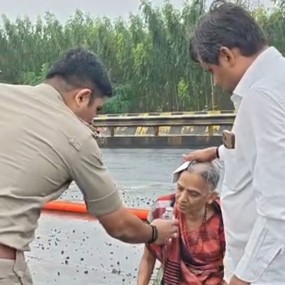 પેટ્રોલિંગમાં નીકળેલા PI વૃદ્ધા માટે 'દેવદૂત' બન્યા:સુરત આઉટર રિંગ રોડ પર બાઈક સ્લીપ થતાં વૃદ્ધા ઇજાગ્રસ્ત, ઉત્રાણ પોલીસના સેકન્ડ PI એ પોતાની ગાડીમાં હોસ્પિટલ પહોંચાડ્યા