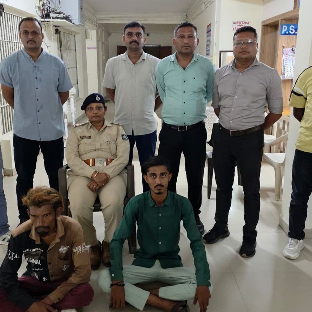 હનીટ્રેપમાં ફસાવી મહિલાએ બળાત્કારના કેસની ધમકી આપી રૂ.1.50 લાખ પડાવ્યાં:પ્રભાસ પાટણ પોલીસે ચારા માર્કેટ વિસ્તારમાં દરોડો પાડી મહિલા સહિત ત્રણ આરોપીની ધરપકડ કરી