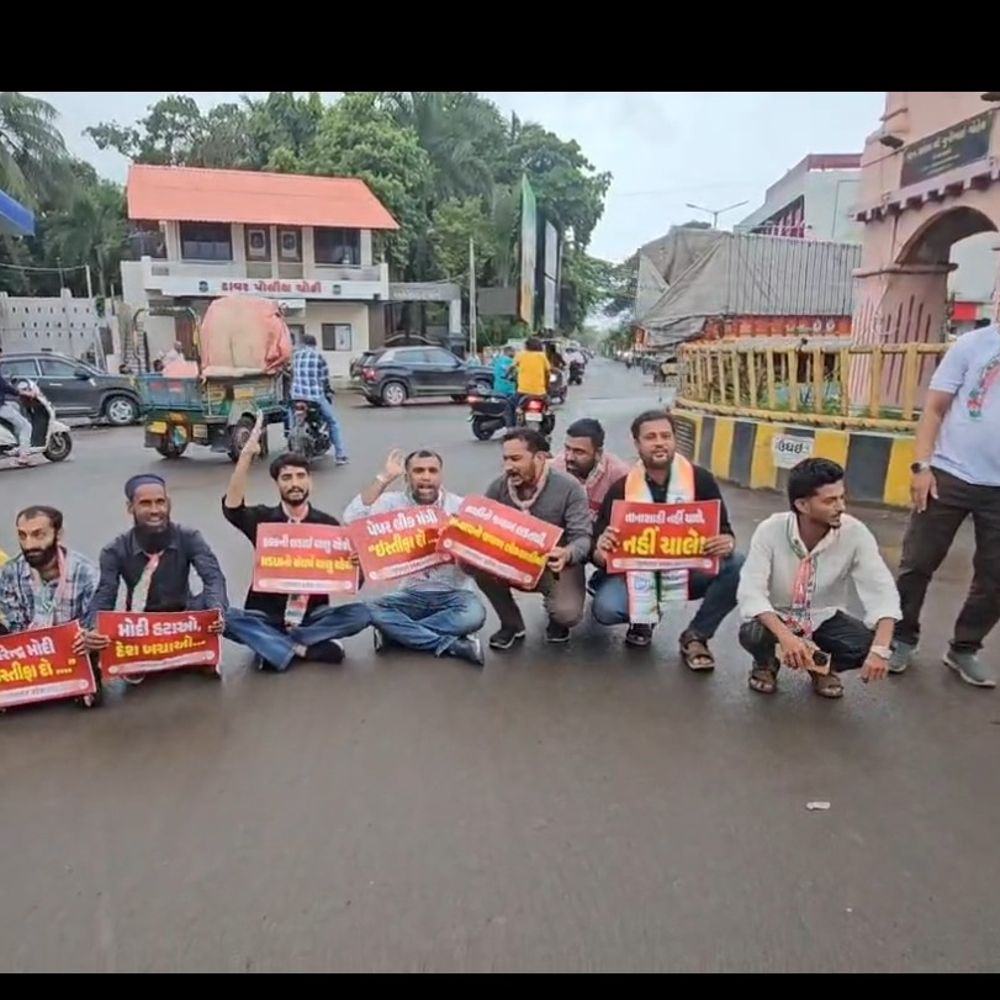 પેપર લીક અને લાઠીચાર્જ સામે આક્રોશ:વેરાવળમાં NSUI અને યુવા કોંગ્રેસના વિરોધ પ્રદર્શન બાદ કાર્યકરોની અટકાયત