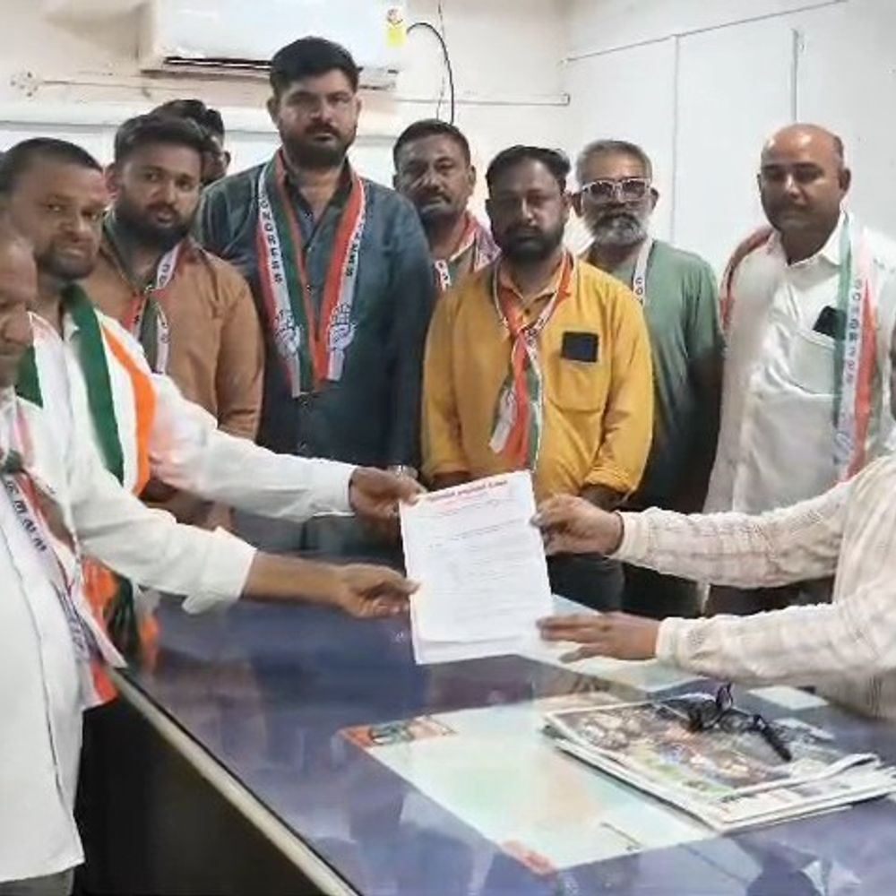 દિલ્હી ઘટના મુદ્દે ગઢડામાં કોંગ્રેસનો વિરોધ:મામલતદારને આવેદનપત્ર પાઠવી કેન્દ્રીય શિક્ષણમંત્રીનું રાજીનામું માગ્યું, વિઘાથીઓને ન્યાય આપવા માંગ