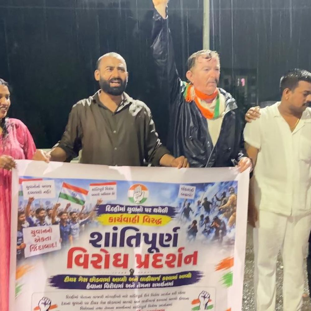 દિલ્હી લાઠીચાર્જ વિરોધમાં ગોધરામાં યુવા કોંગ્રેસનો વિરોધ:વિદ્યાર્થીઓ પર લાઠીચાર્જ અને રાહુલ ગાંધીની અટકાયત સામે વરસાદમાં વિરોધ પ્રદર્શન કર્યું