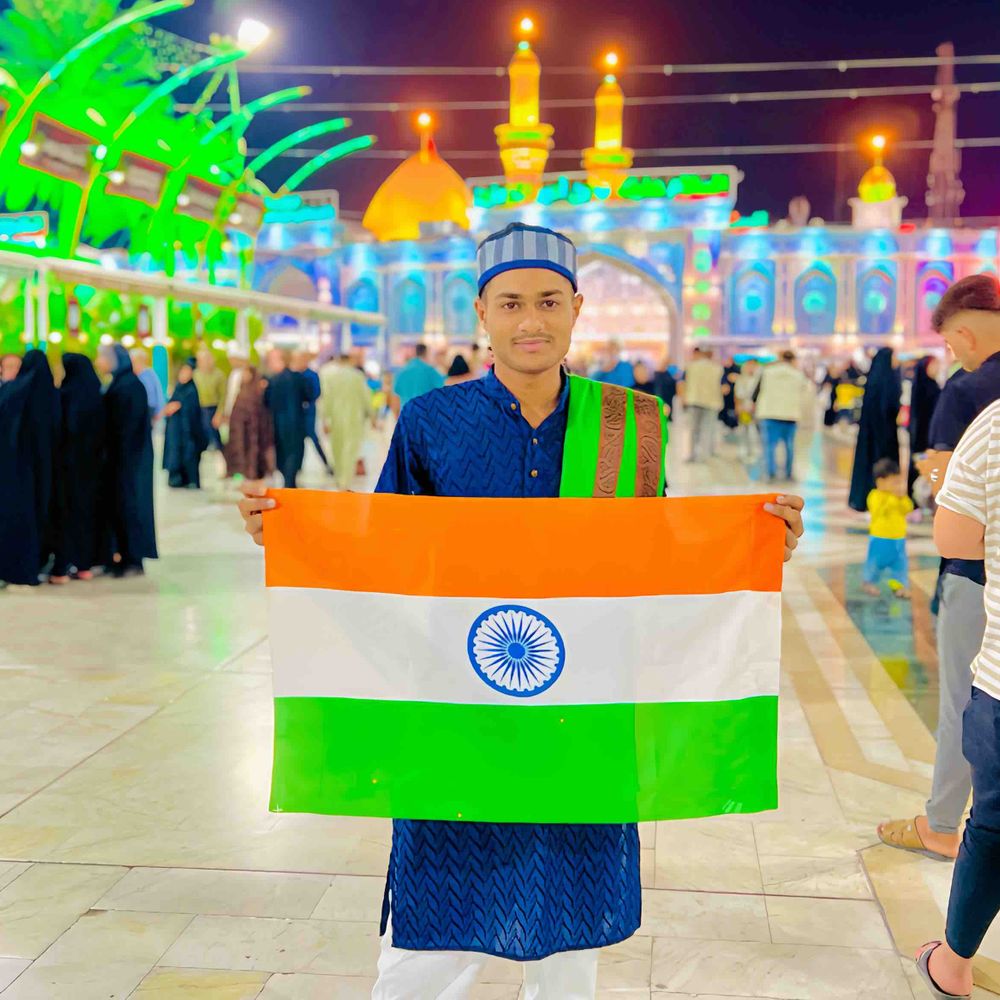 જામનગરના યુવકે ઇરાકના કરબલામાં તિરંગો લહેરાવી દેશપ્રેમનો સંદેશ આપ્યો:ઇમામ હુસૈનની મઝારે જામનગરના સોયબ લાખાએ રાષ્ટ્રીય ગૌરવ વધાર્યું