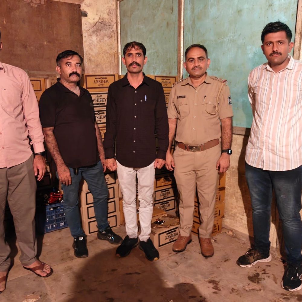 કરજણ પાસે એક્સપ્રેસ હાઈવે પરથી વિદેશી દારૂ ઝડપાયો:પોલીસને જોઈ ડ્રાઈવર ગાડી ચાલુ મૂકી રેલિંગ કૂદી ફરાર, બનાવટી નંબર પ્લેટ અને ડુપ્લિકેટ RC બુક નીકળી