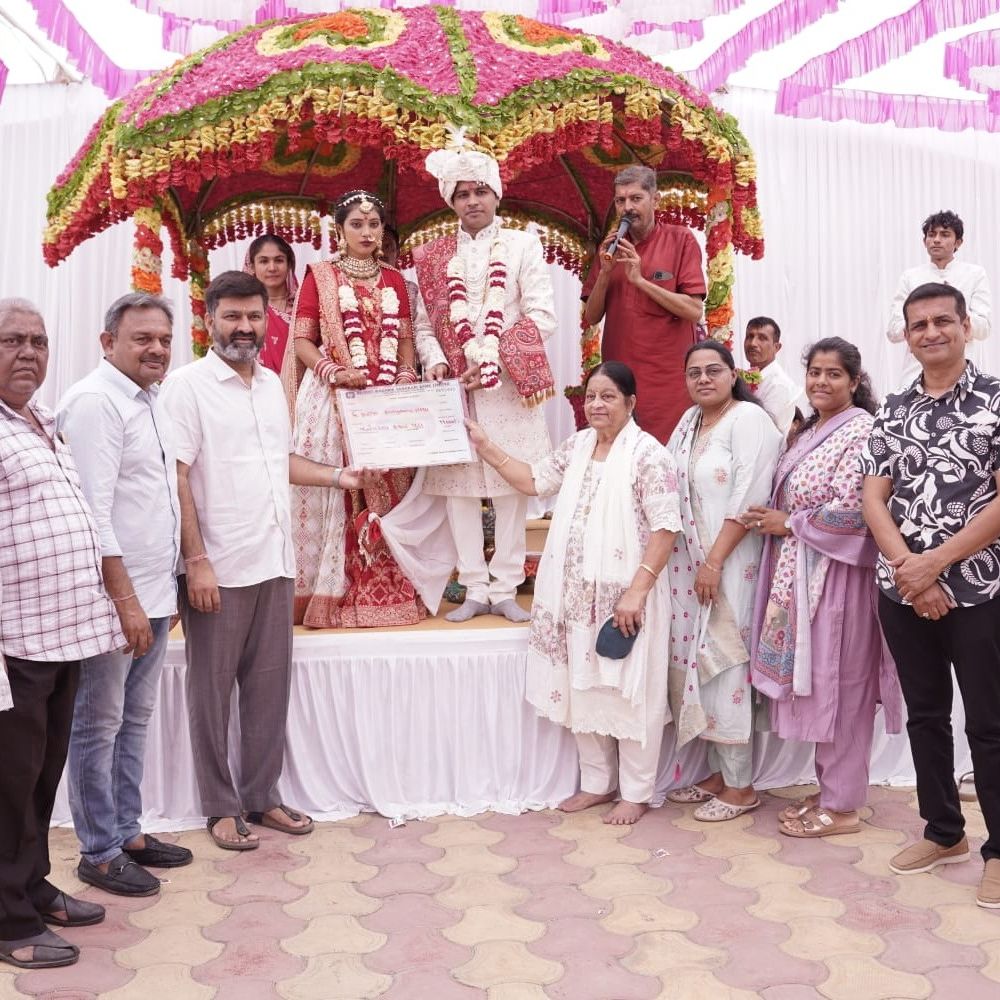 'મહાજનનું મામેરું' યોજના હેઠળ 279મા દીકરીના લગ્ન સંપન્ન થયા:નવવધૂ મનીષાને ઘરવખરી તેમજ રૂ. 11 હજારના બોન્ડની ભેટ અર્પણ કરી શુભકામનાઓ પાઠવાઈ