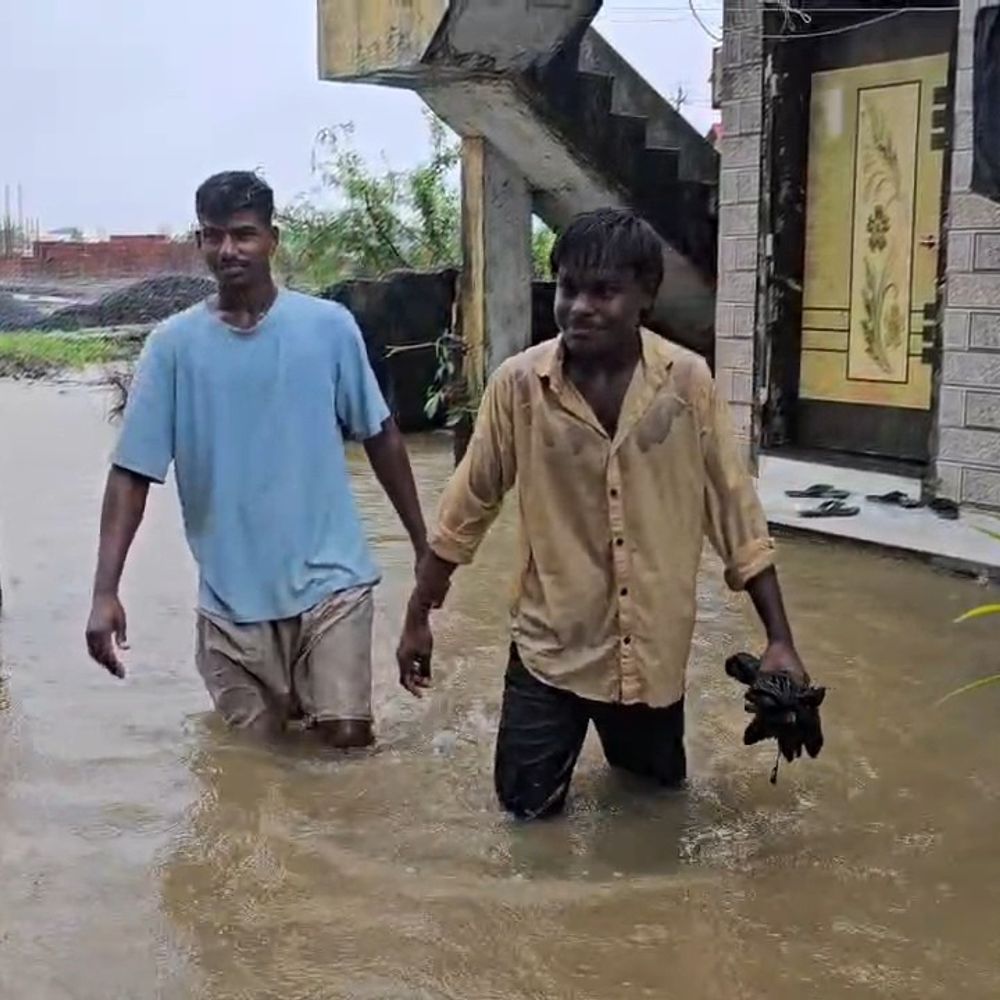 વ્યારા: 'ઓમ રેસિડેન્સી'માં જળબંબાકાર, લોકો ઘરોમાં કેદ:ત્રણ દિવસથી પાણી ન ઓસરતાં હાલાકી, બિલ્ડરો પર આક્ષેપ