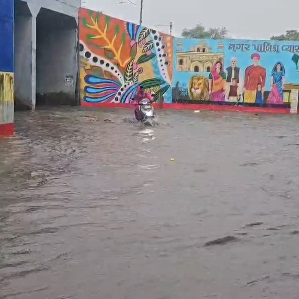 વ્યારાના કણઝા રેલવે ગરનાળામાં પાણી ભરાયા:વાહનચાલકોને હાલાકી, કાયમી ઉકેલ લાવવા સ્થાનિકોની માંગ