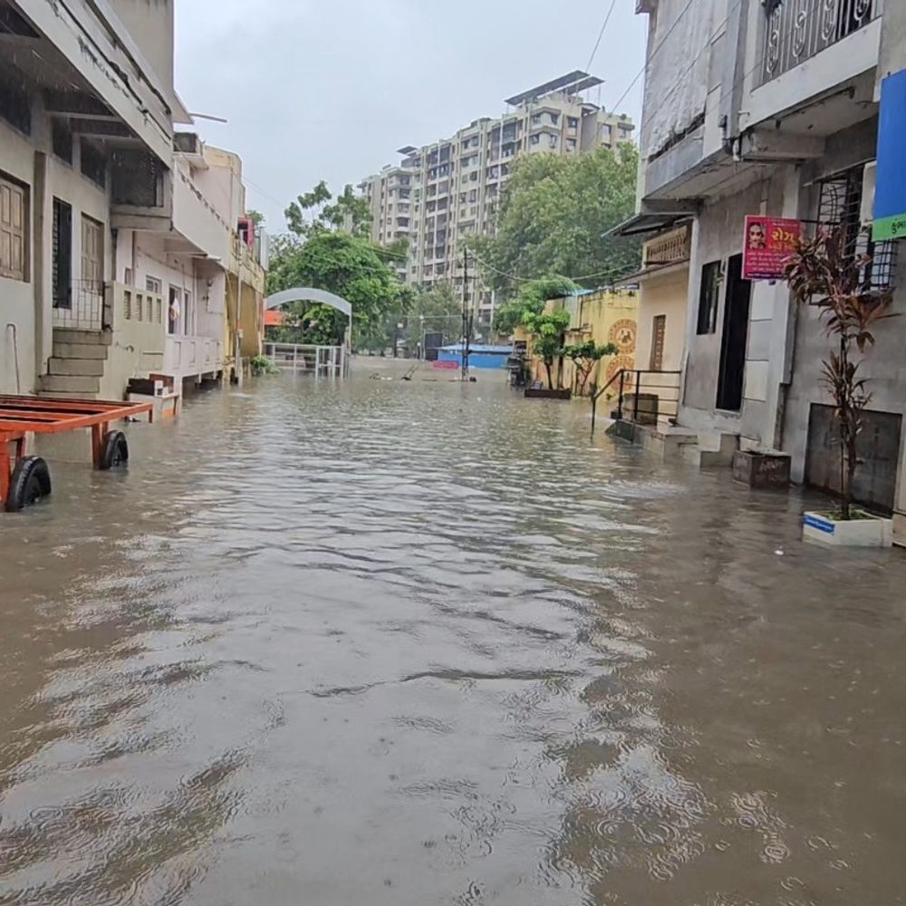 ખાડીપુરમાં ફસાયેલા લોકોનો આક્રોશ:સારોલી અને કુંભારીયા ગામ બેટમાં ફેરવાયા, રાહત પેકેજના નામ પર બધાના મોઢા બંધ કરી દીધા