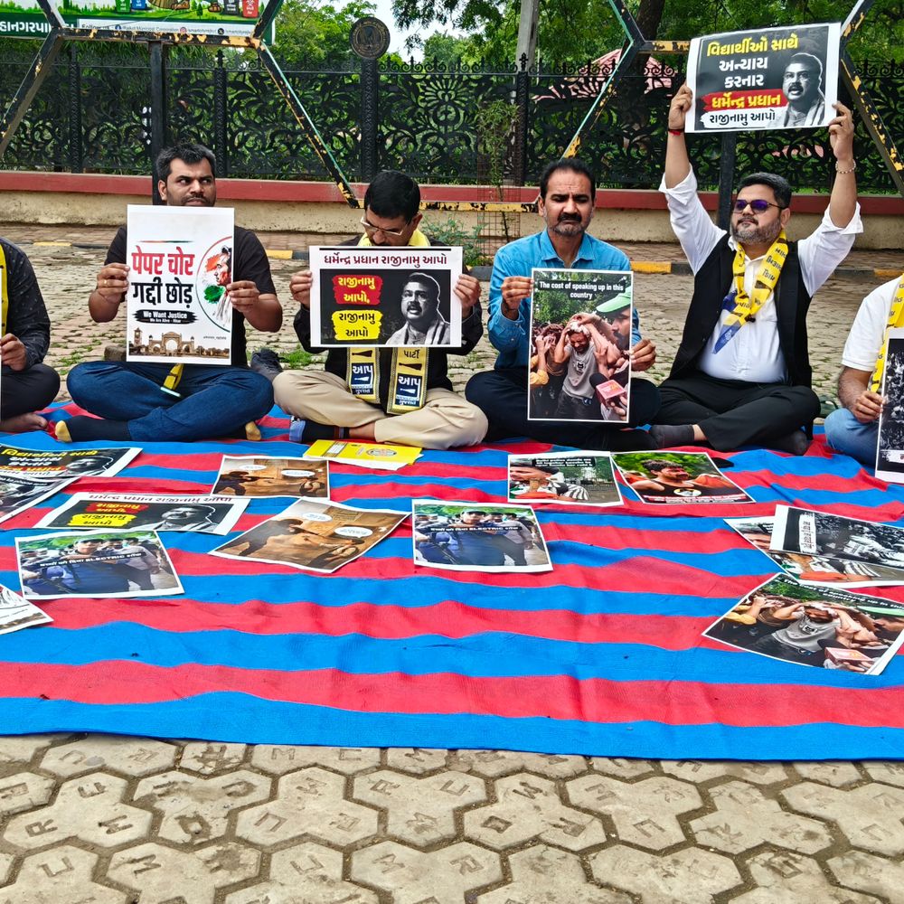 NEET પેપર લીક છતાં ભાજપના નેતાઓના મોં માં મગ ભર્યા:બહુમાળી ભવન ચોકમાં શિક્ષણમંત્રીના રાજીનામાની માંગ સાથે AAP ના ધરણા : દીકરાઓને ખીલીવાળા દંડા મરાયા, દીકરીઓને ઈલેક્ટ્રીક શોક અપાયાનો આક્ષેપ
