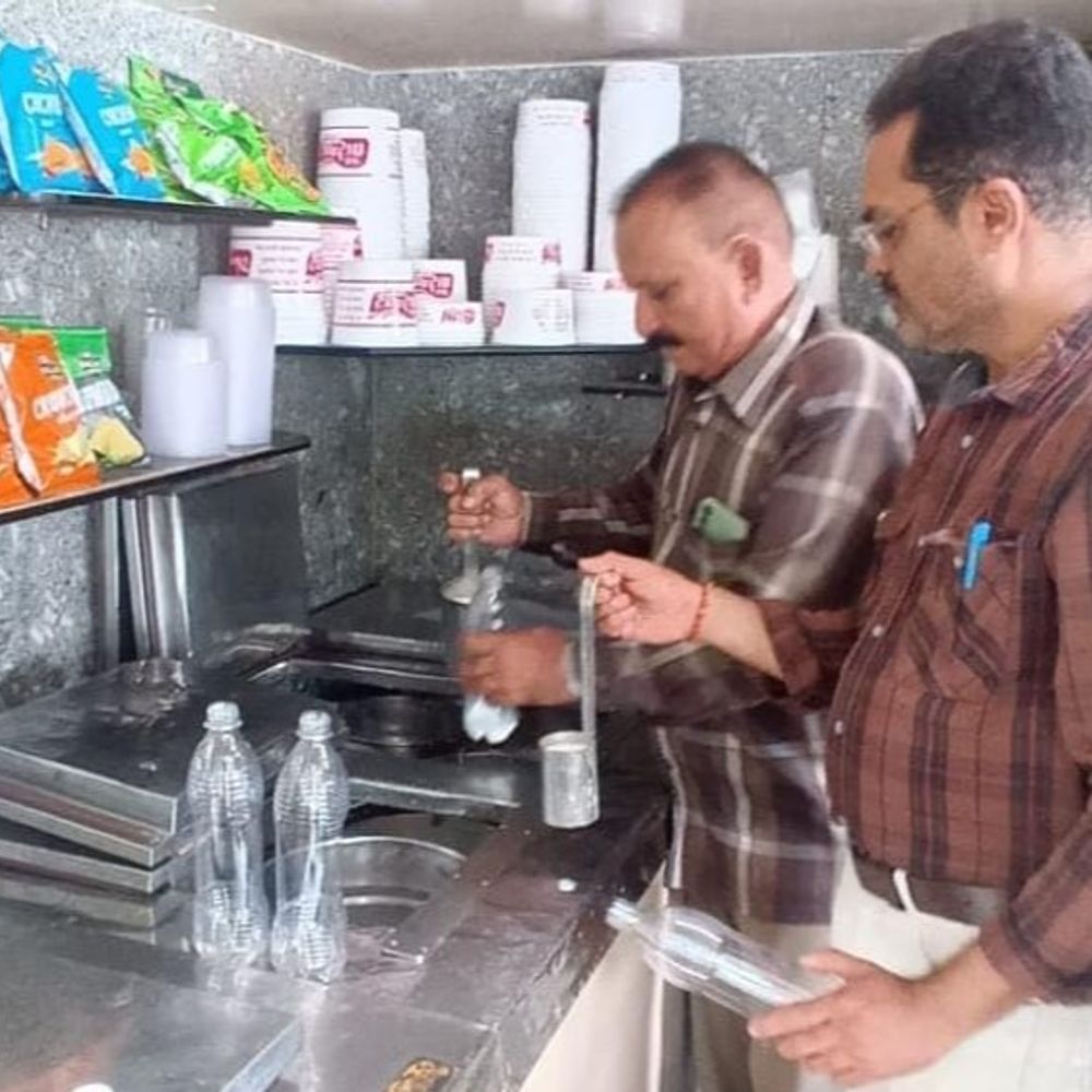 મેયરનાં આદેશ બાદ તંત્ર સફાળું જાગ્યું:રાજકોટમાં છેલ્લા 1 મહિનામાં ફૂડ વિભાગનું 1095 સ્થળે સઘન ચેકિંગ, 96 જગ્યાએથી નમૂના લેવાયા