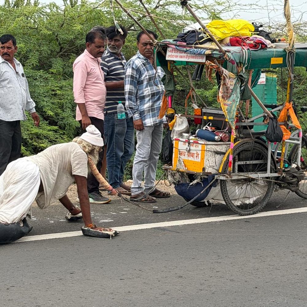 76 વર્ષીય ભાવિકે 700 કિલોમીટરની દંડવત યાત્રા પૂર્ણ કરી દ્વારકાધીશના કર્યા દર્શન