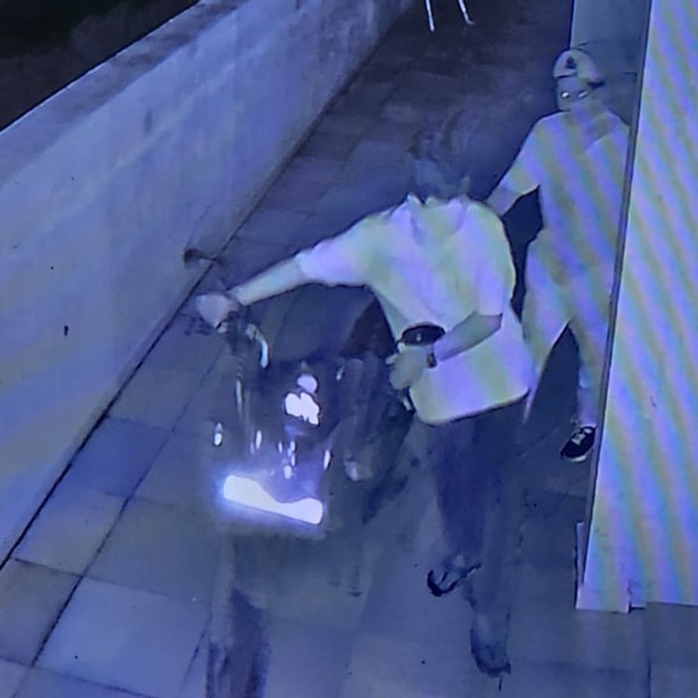મોરબીમાં પાર્કિંગમાંથી બાઈક ચોરી, CCTV:સન પેલેસ એપાર્ટમેન્ટમાં બે શખ્સો મોડી રાત્રે ચોરી કરી ફરાર