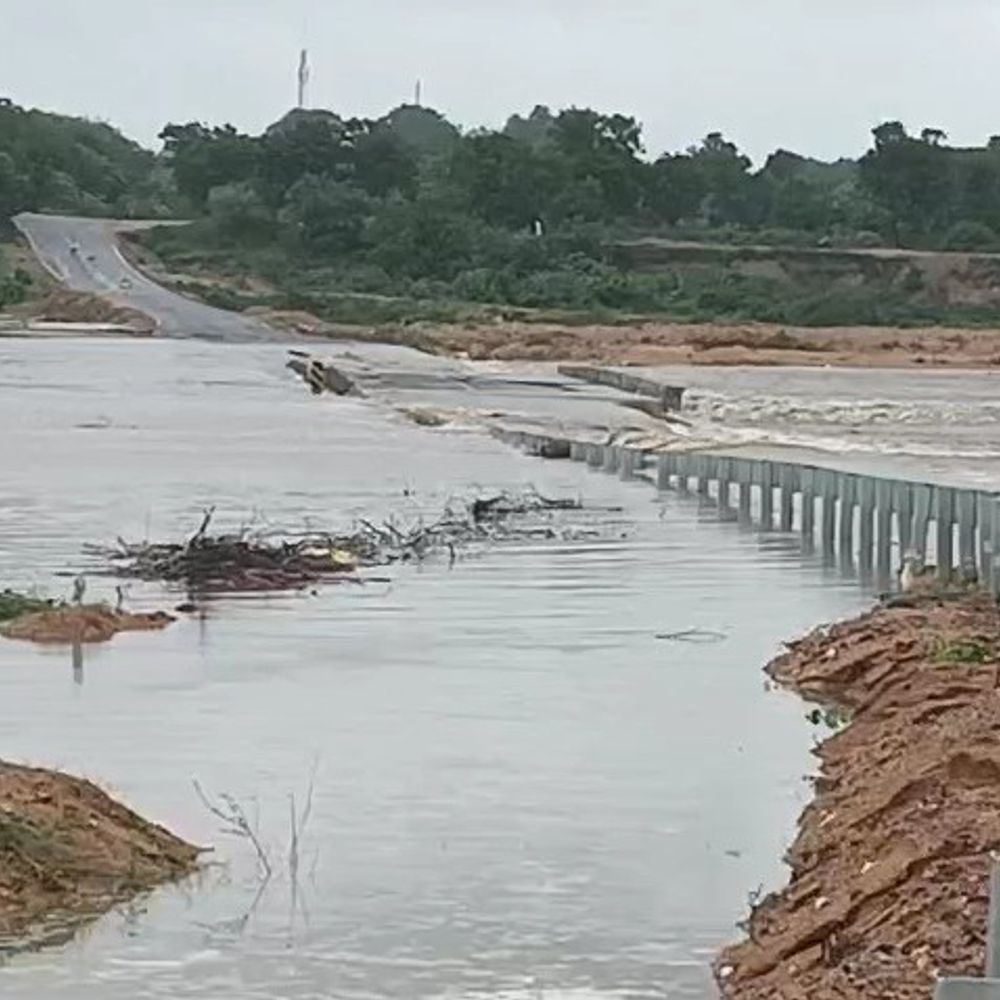 છોટા ઉદેપુર જિલ્લામાં ભારે વરસાદથી ઓરસંગ નદીમાં પૂર:સંખેડા-બહાદરપુર વચ્ચે ઓરસંગ નદીનું ડાયવર્ઝન પાણીમાં ગરકાવ, પાણી ઓછું થતાં વાહનવ્યવહાર ફરી શરૂ