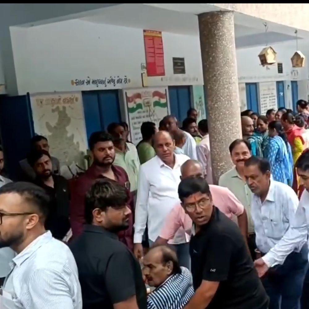 પાટણ બેંકની AGMમાં ભારે હોબાળો, પૂર્વ ચેરમેનના ગંભીર આક્ષેપો:ગેરરીતિ અને ખોટી ભરતી મુદ્દે પૂર્વ ચેરમેન સુરેશ પટેલે પ્રહારો કર્યા